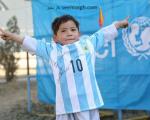 پیراهن امضا شده مسی به دست کودک افغانستانی رسید + عکس