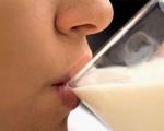 ارتباط خواب عمیق و راحت با نوشیدن شیری که شب دوشیده می شود