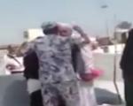 رفتار گستاخانه سرباز سعودی با یک حاجی مسن + فیلم