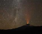 فوران کوه آتشفشان در شب ستاره باران سانتیاگو