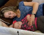 خوابیدن در کنار کودک خردسال جایز است؟