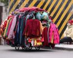 عکس/ لباس فروش خیابانی در هانوی ویتنام