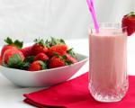 عصرانه/ آشنایی با روش تهیه «نوشیدنی توت فرنگی و شیر»