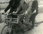 تصویری قدیمی از دوچرخه خانواده در تهران!