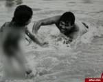 صدام حسین در حال آب بازی با دخترش  +عکس