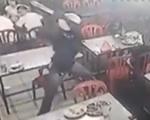حمله وحشیانه اراذل و اوباش با قمه به یک رستوران + فیلم