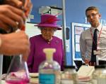 عکس/ بازدید ملکه بریتانیا از کلاس شیمی