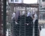حمل زنان در قفس توسط گروه تروریستی جیش الاسلام + فیلم