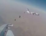 حمایت از هواپیمای توزیع کمک‌های هوایی با سوخو - 30 + فیلم