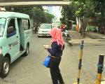 تصاویر حمل و نقل خانمهابا موتور در اندونزی+فیلم