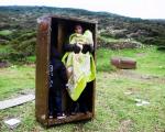 عکس/ زن سوری در پناه جعبه ی آهنی