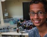 احمد محمد، نوجوان ساعت ساز از مدیر مدرسه و شهردار 15 میلیون غرامت درخواست نموده است