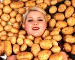 دختر 23 ساله با عجیب ترین مدل غذا خوردن (عکس)