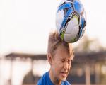 خطرات ضربه زدن با سر به توپ فوتبال چیست؟