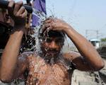 خنک شدن مرد هندی با آب تانکر در ایستگاه قطار