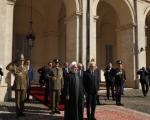 عکس/ استقبال از روحانی با فرش ایرانی