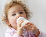شیر خوردن با شیشه و مضرات آن برای کودک -آکا